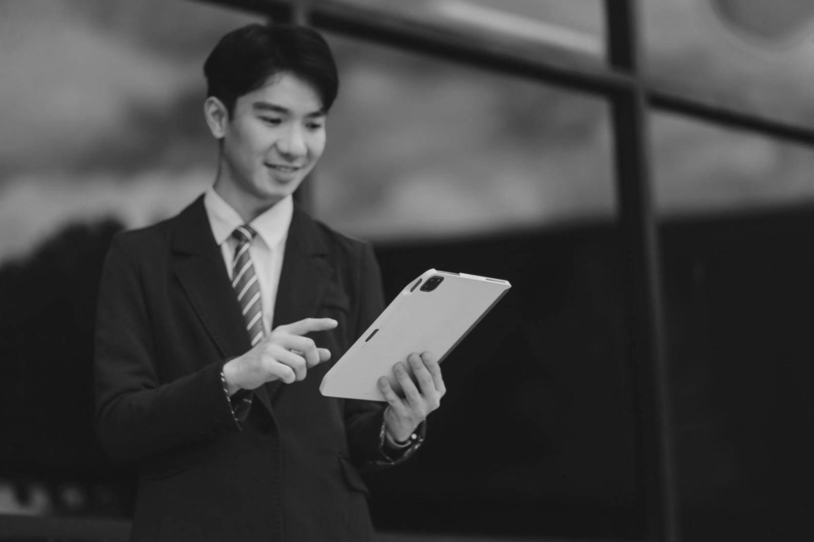 Studierende arbeiten gemeinsam an Budgetanalysen